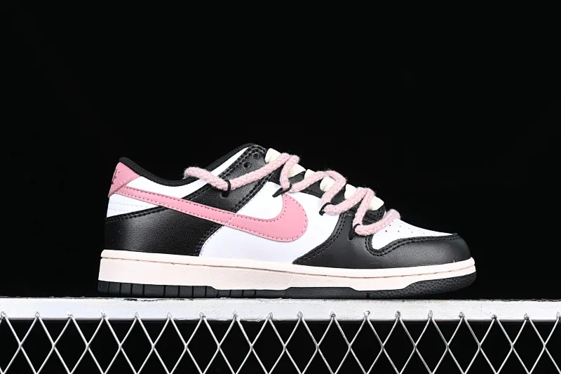 All Categories Nk SB Dunk Series Nk SB Dunk Low Low-top sneakers Nk Dunk Low Black Rose Thoughts Cloth patch Rope shoelaces Girls Sweet cool style SB strap low-top casual sneakers CW1590-100